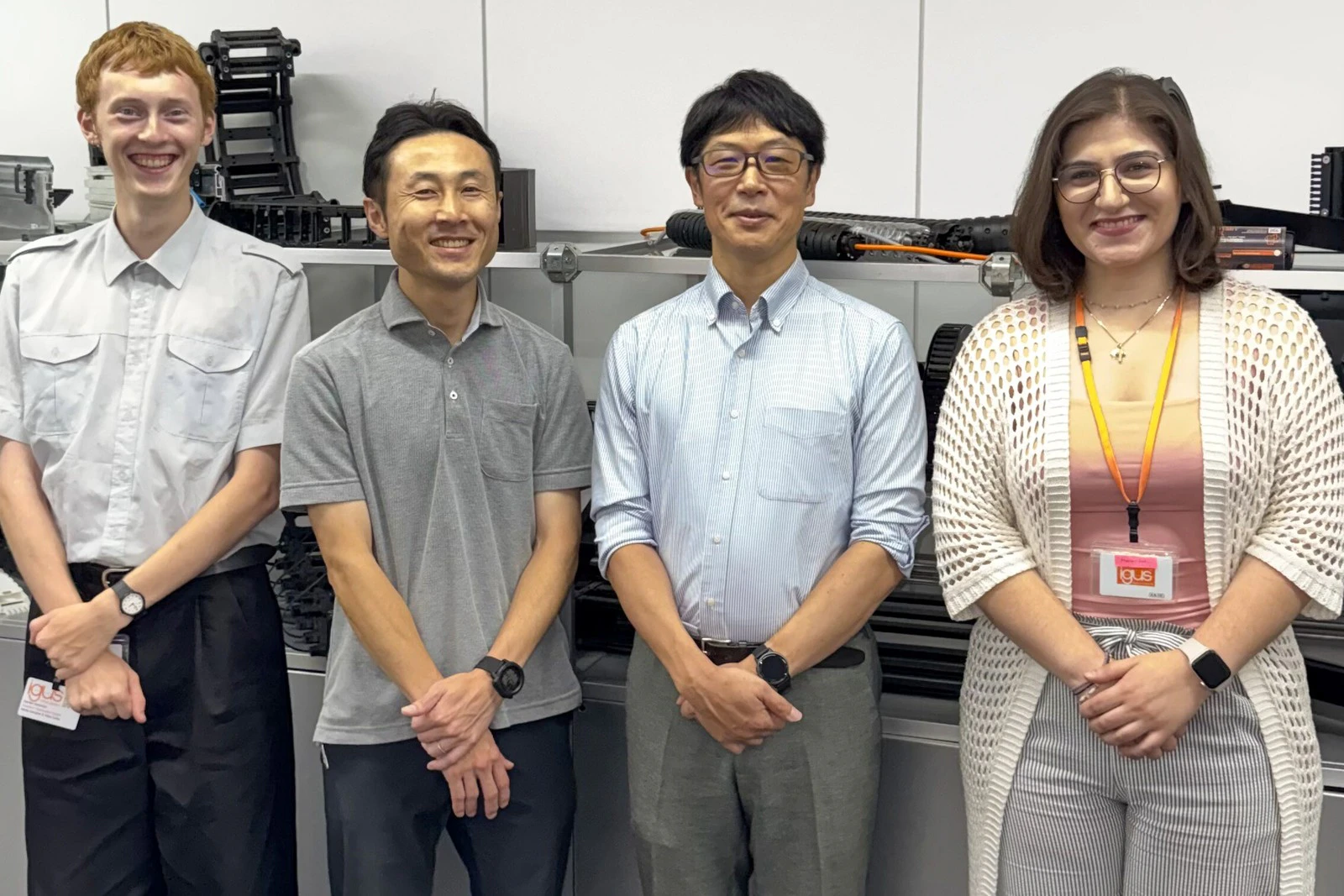 事務所の棚の前に並ぶ、職業訓練生と受け入れ側の社員の皆様