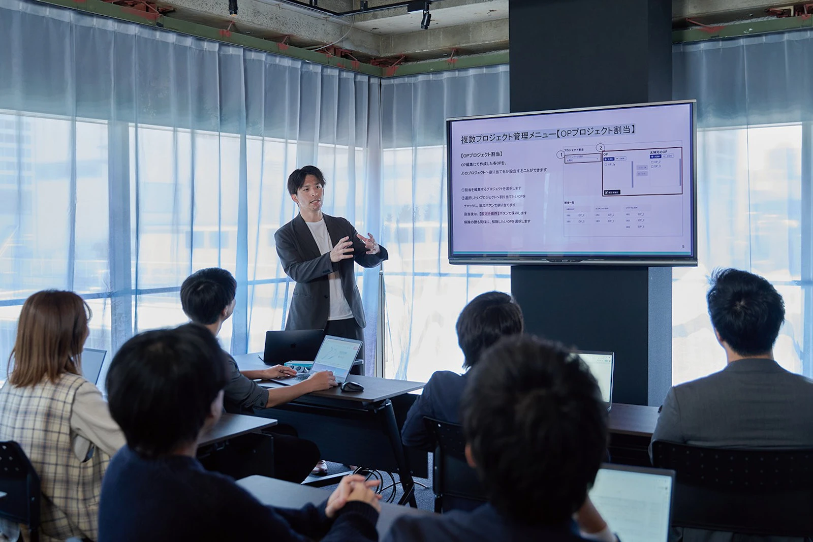 社内で開かれている研修・勉強会の様子