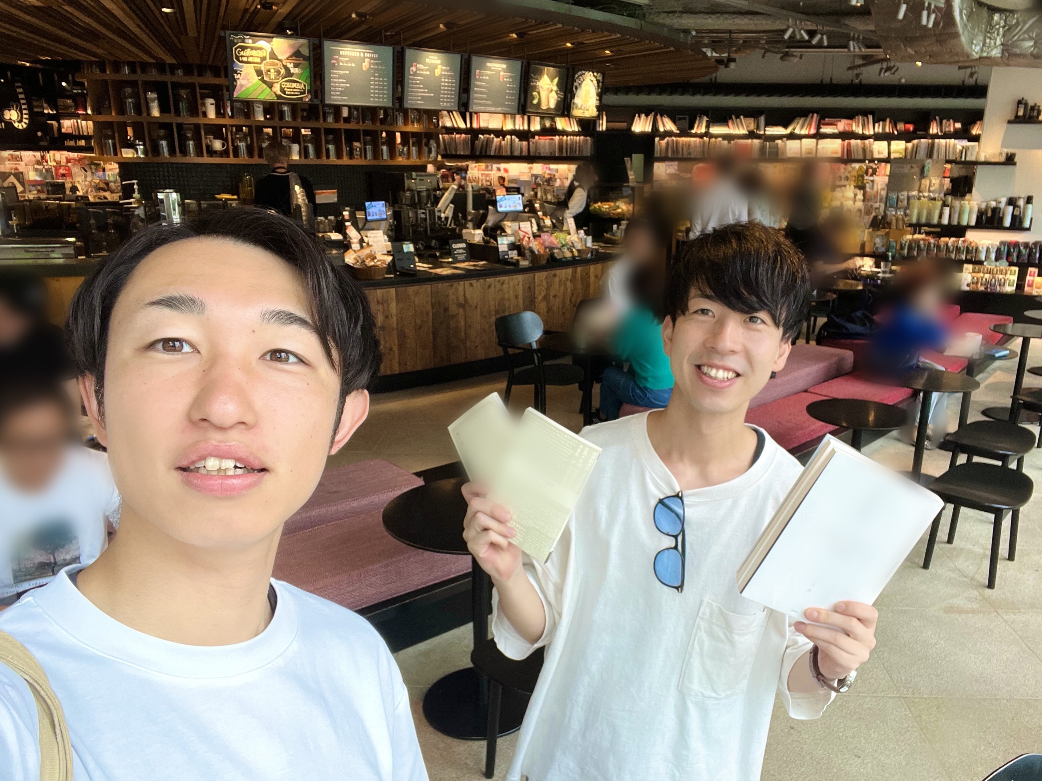 「スターバックスコーヒー　六本木蔦屋書店」にて、朝読書をするインターグの男性メンバー２名。