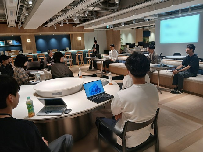 全社ミーティングで上期の振り返り発表を聞くインターグのメンバーたち