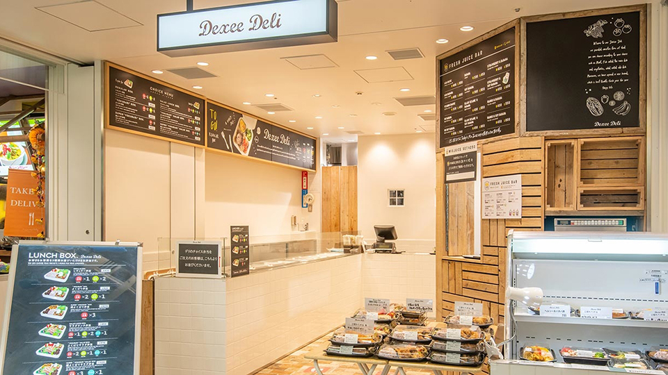 六本木ヒルズでテイクアウトできる「Dexee Deli」の店頭とお弁当コーナー