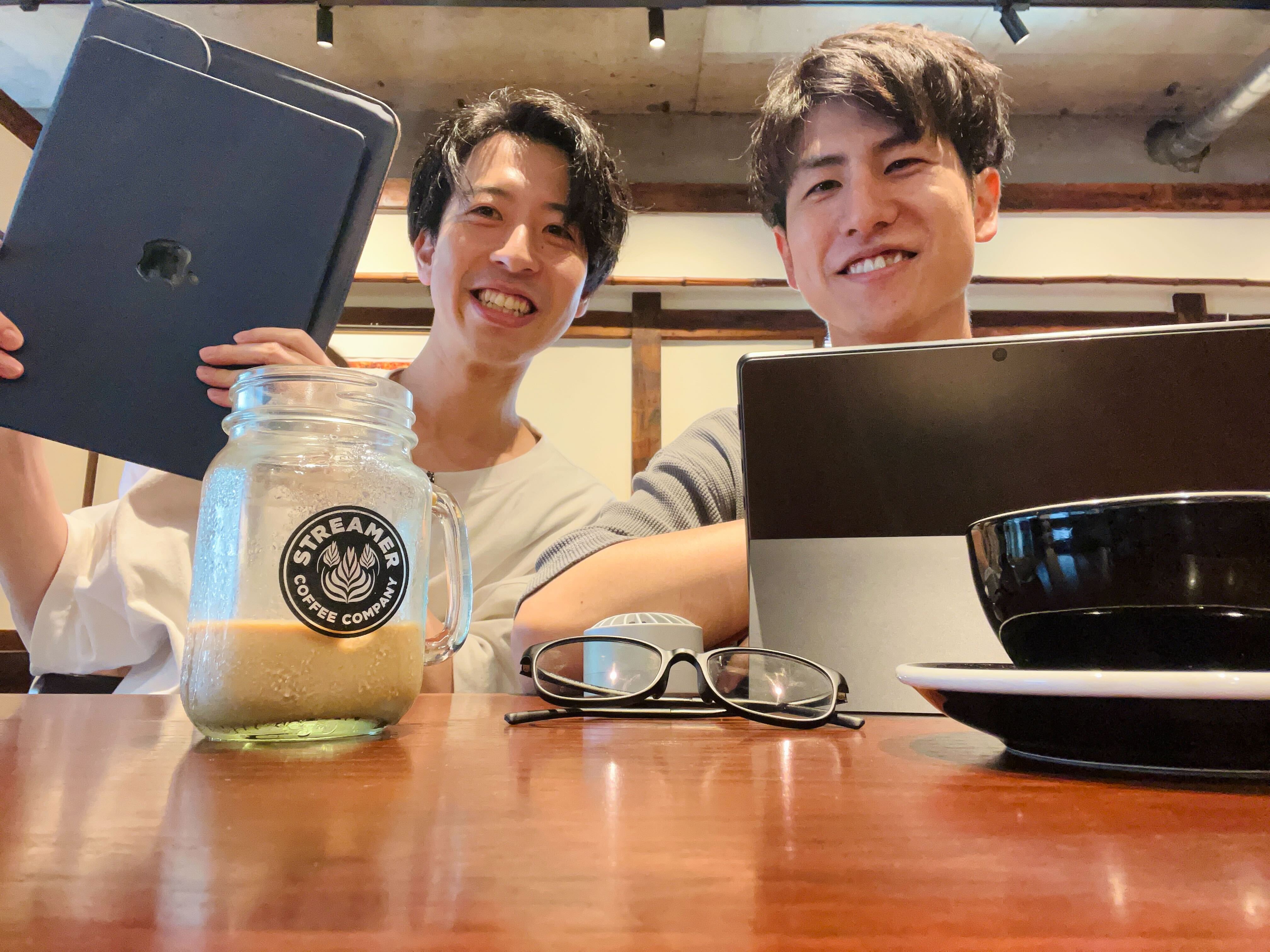 「STREAMER COFFEE COMPANY AZABU-JUBAN」でパソコンを広げ朝活を実施した、インターグの男性メンバー２名