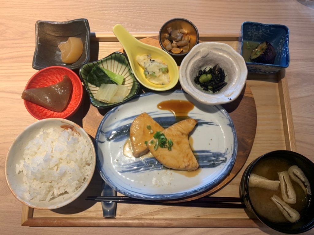 日替わりランチのカジキの照り焼き定食