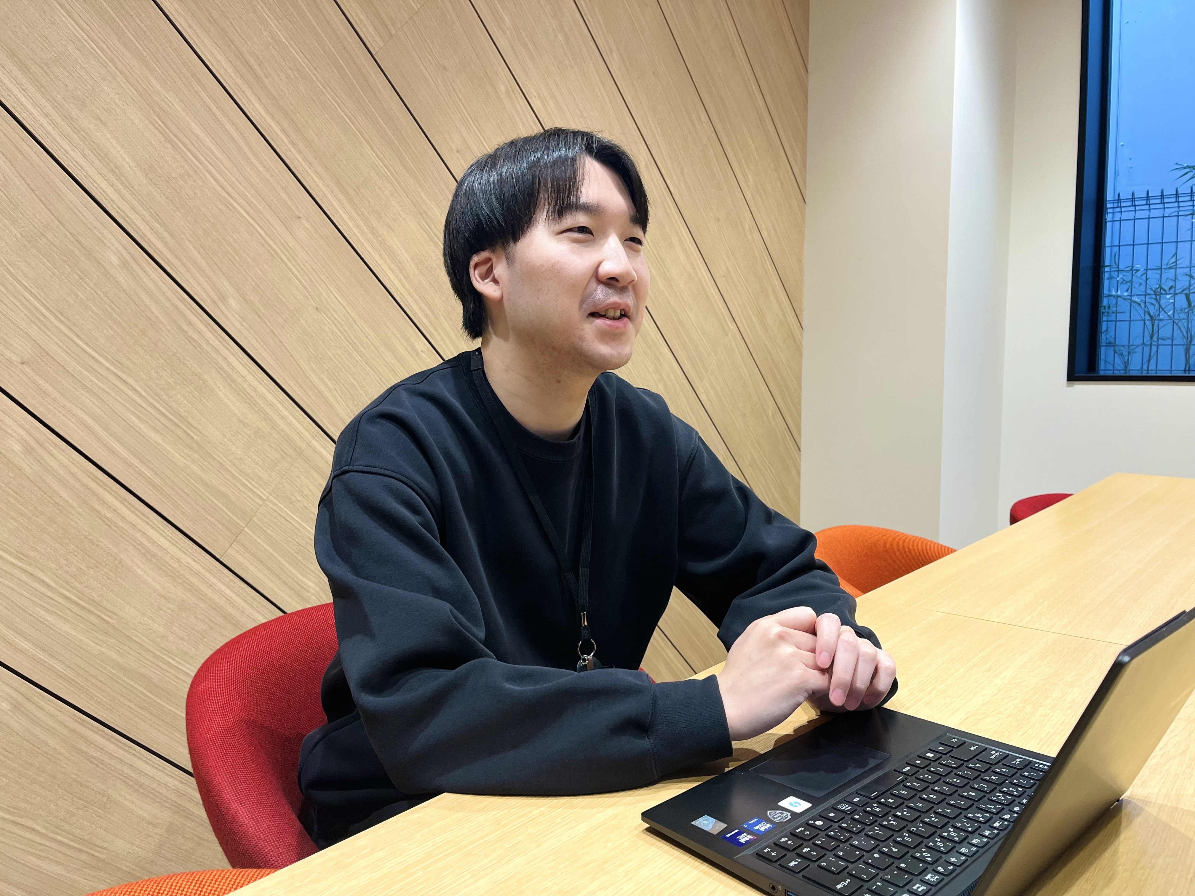 インタビューを受ける八木さん