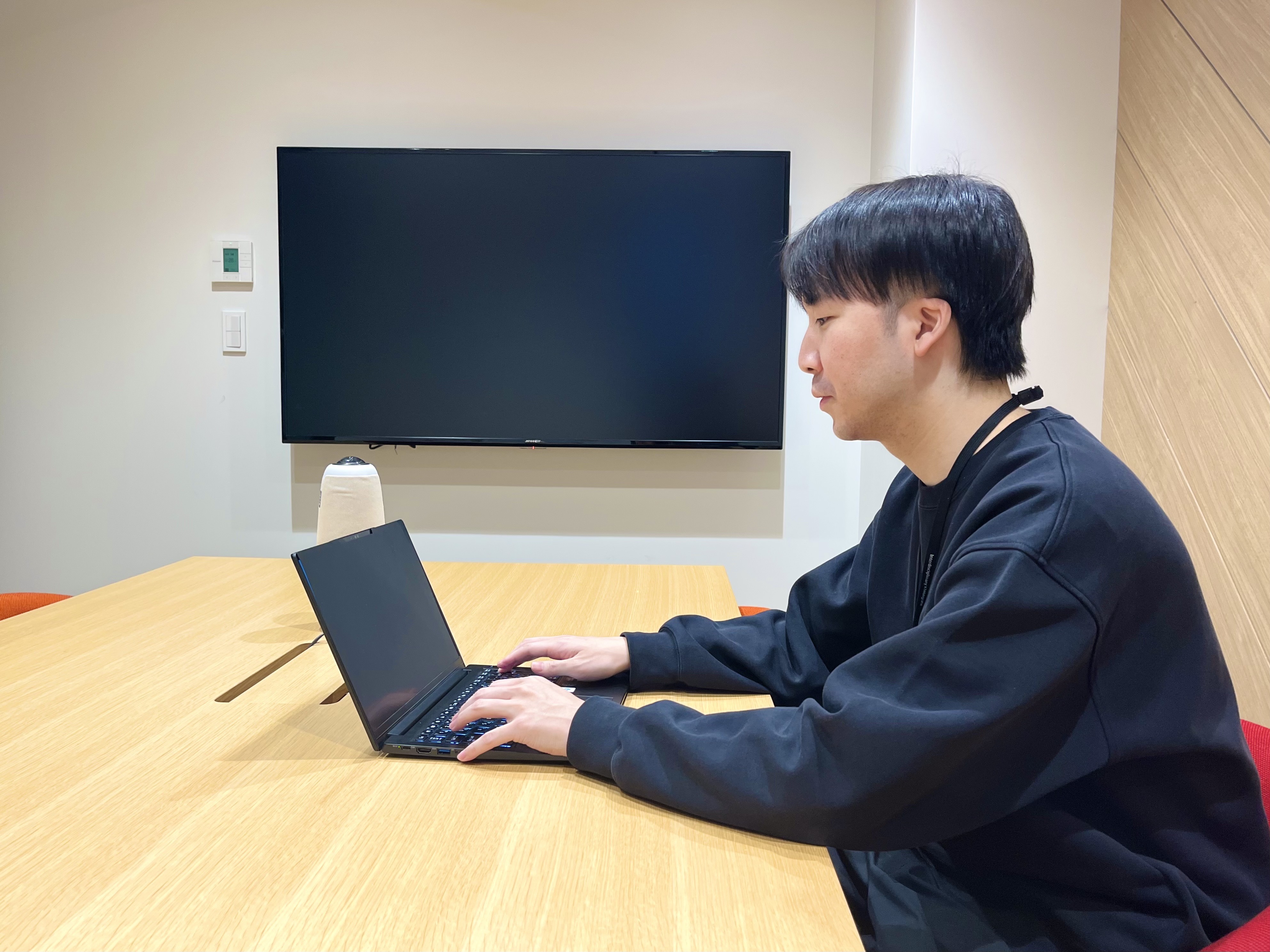 インタビューを受ける八木さん