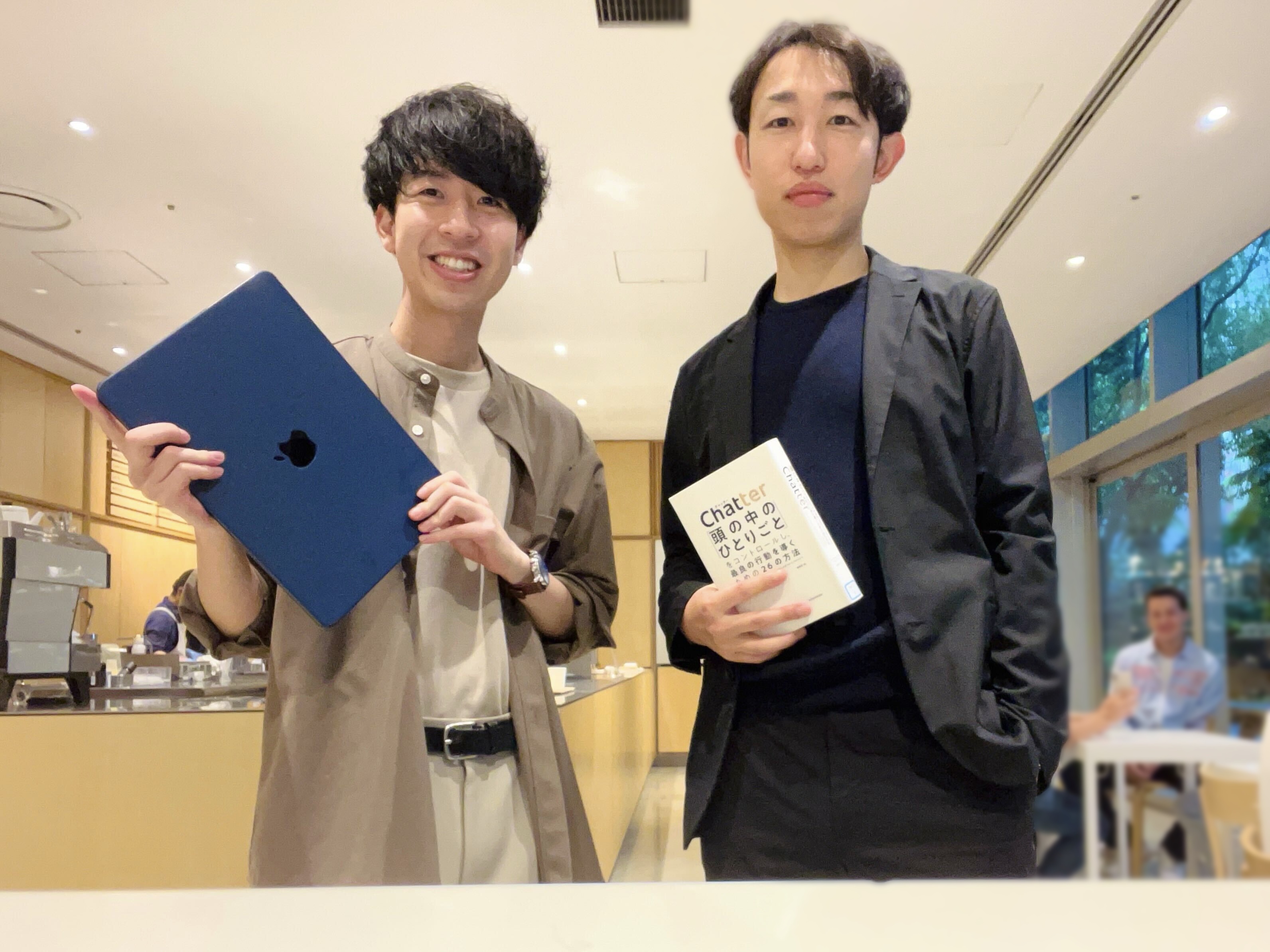 「ブルーボトルコーヒー 六本木カフェ」にて、朝から読書や作業をする、インターグの男性メンバー２名