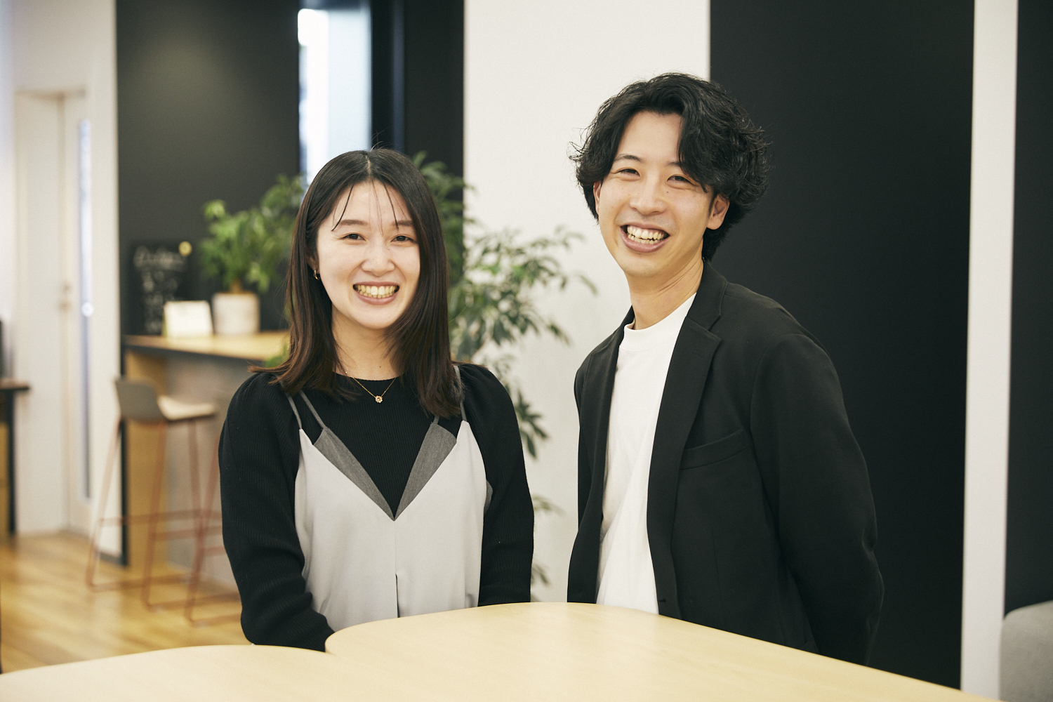 公式Instagram担当の三島さん（写真左）と、公式X担当の大川さん（写真右）