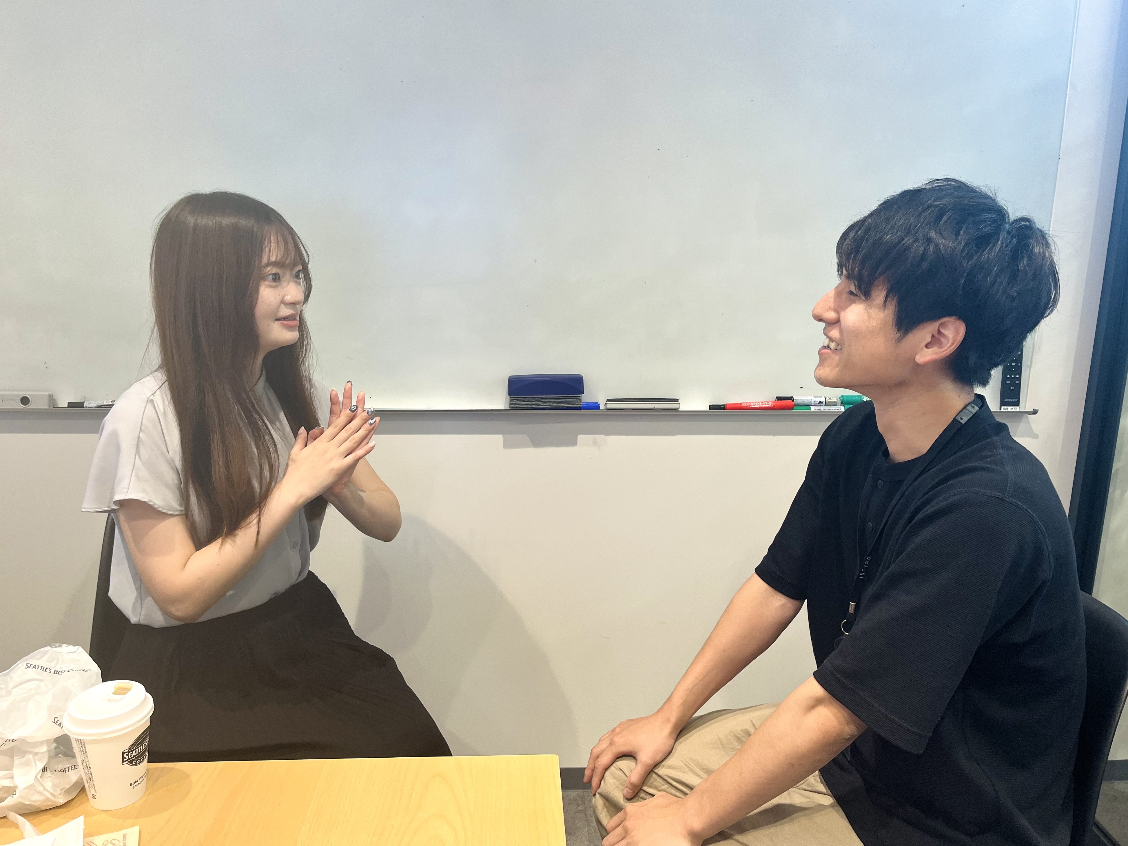 「承認塾」の参加メンバー２名がロールプレイングを実施しているシーン