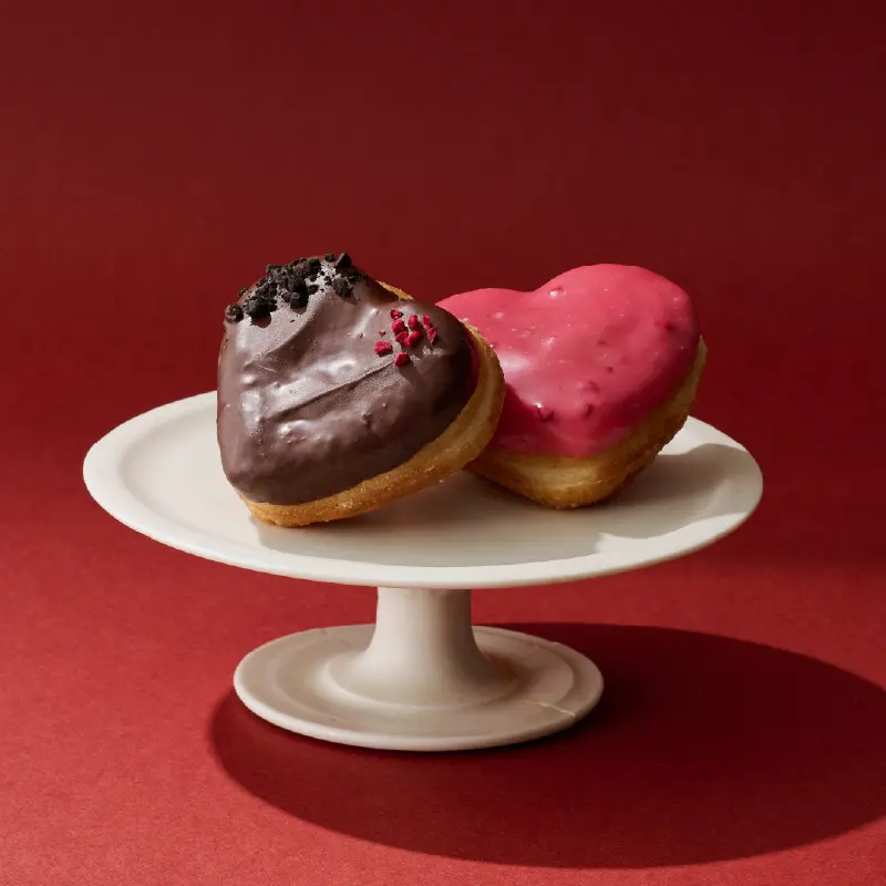 オスカーワイルドの「ショコラミルクティクリームドーナツ/ラズベリードーナッツ」
