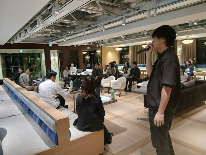 新オフィスのコンセプトについて会場のメンバーに向けて発表する様子