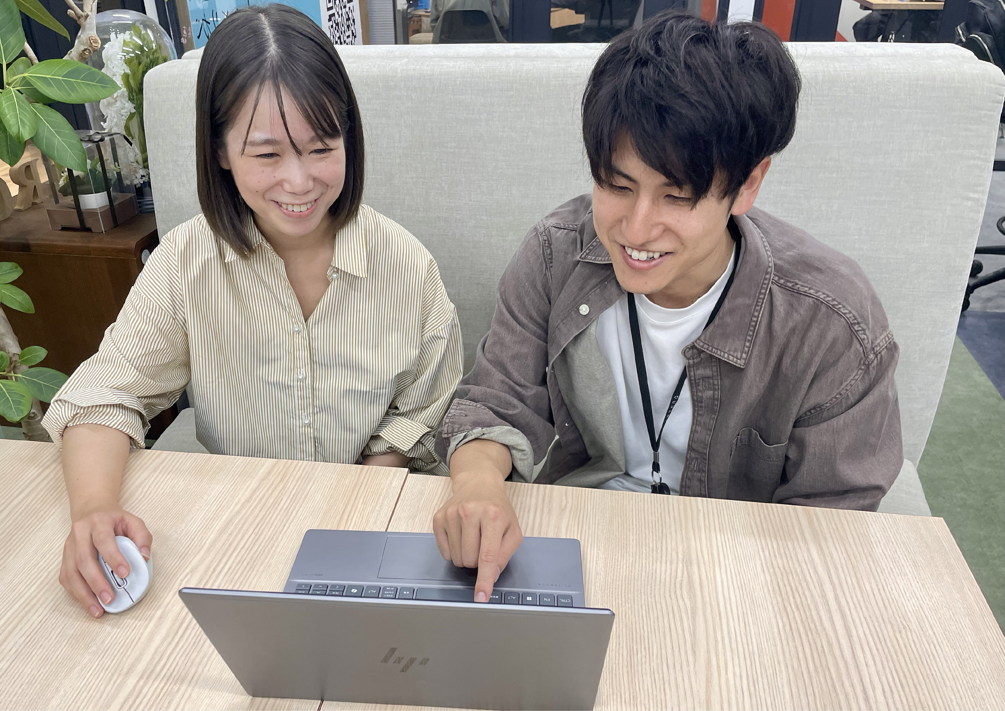 社内で先輩からOJTを受ける西田さん
