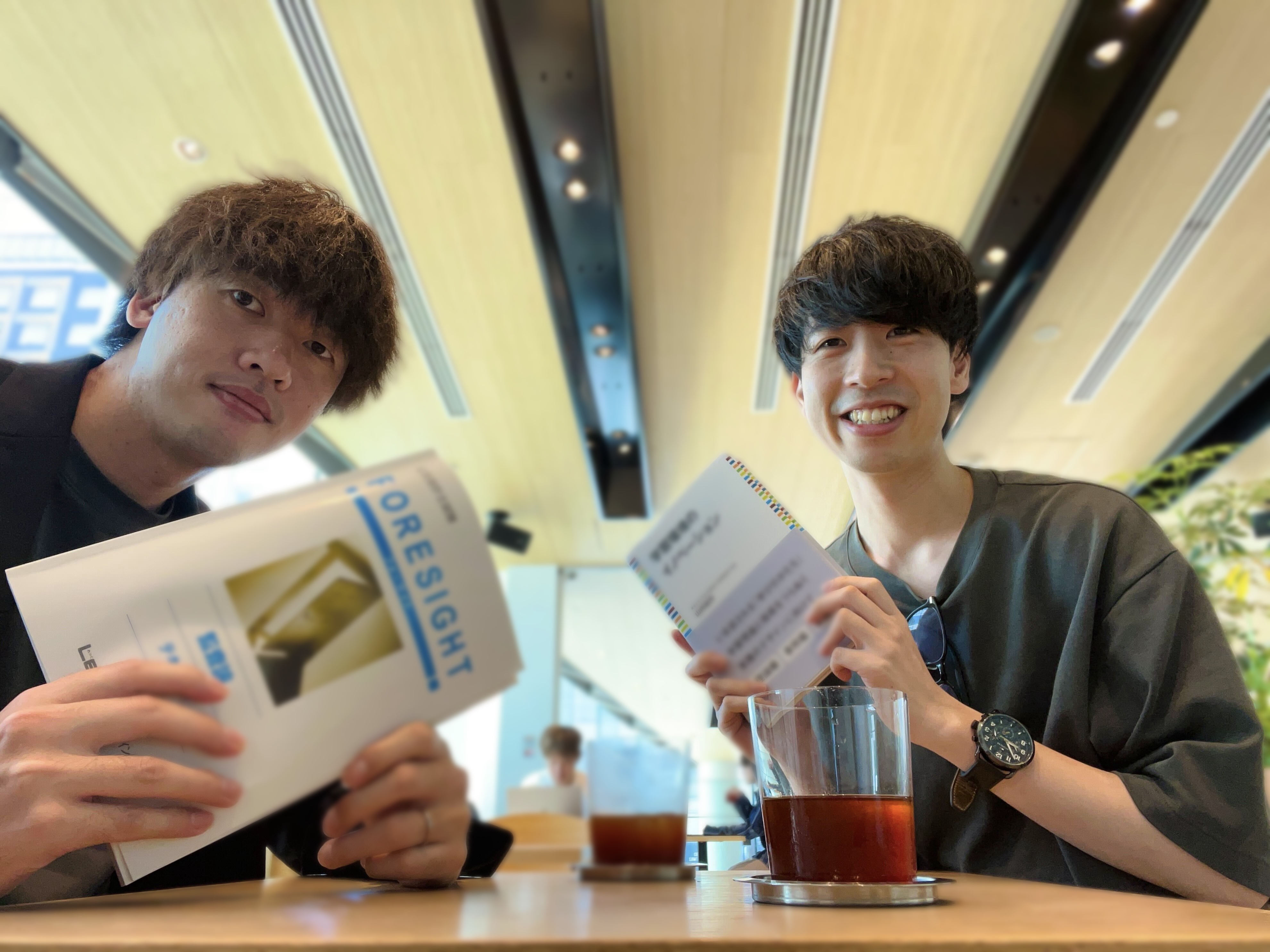 「VERVE COFFEE ROASTERS ROPPONGI」で本を読むインターグの男性メンバー２名の写真