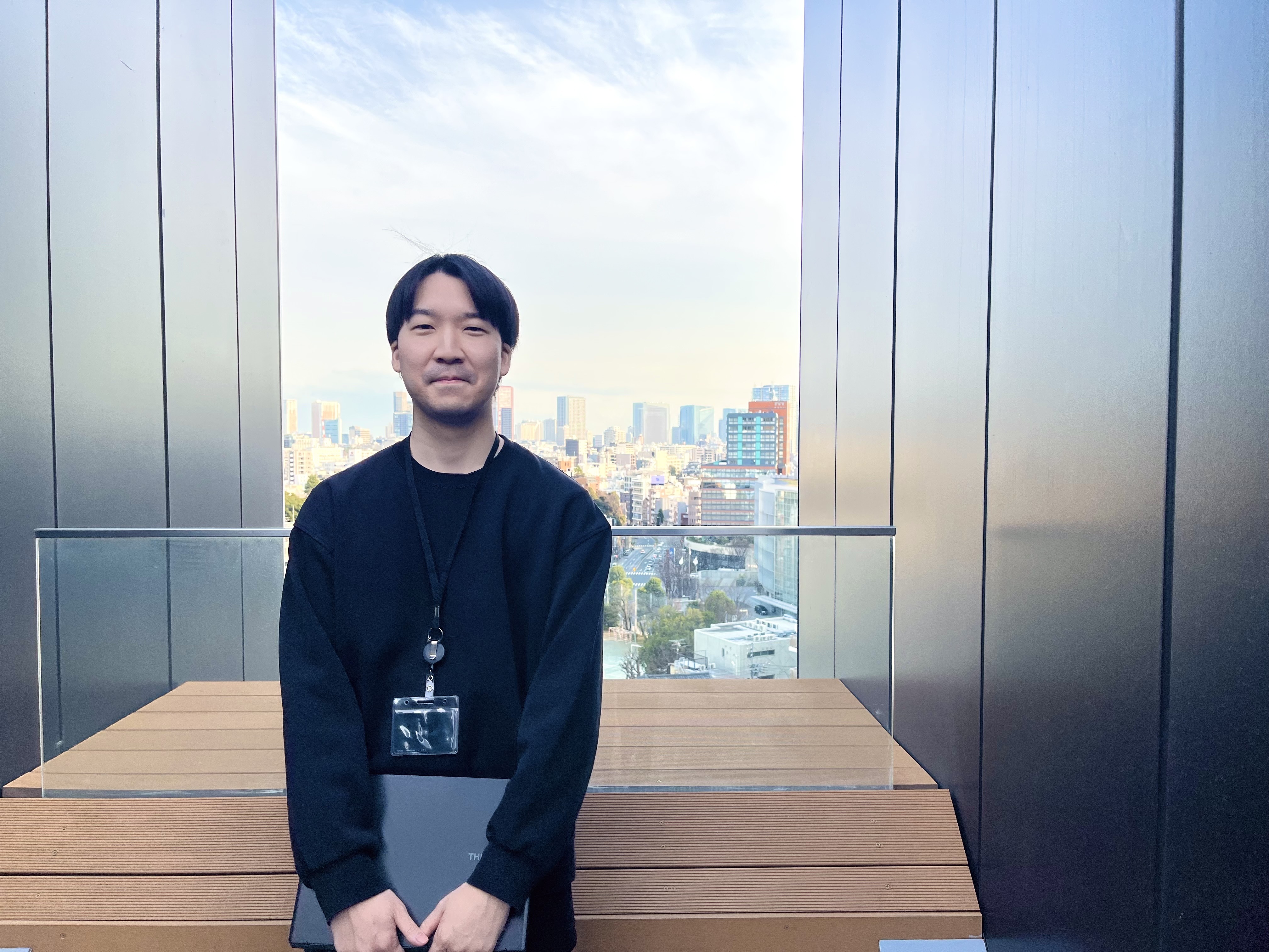 インタビューを受ける八木さん