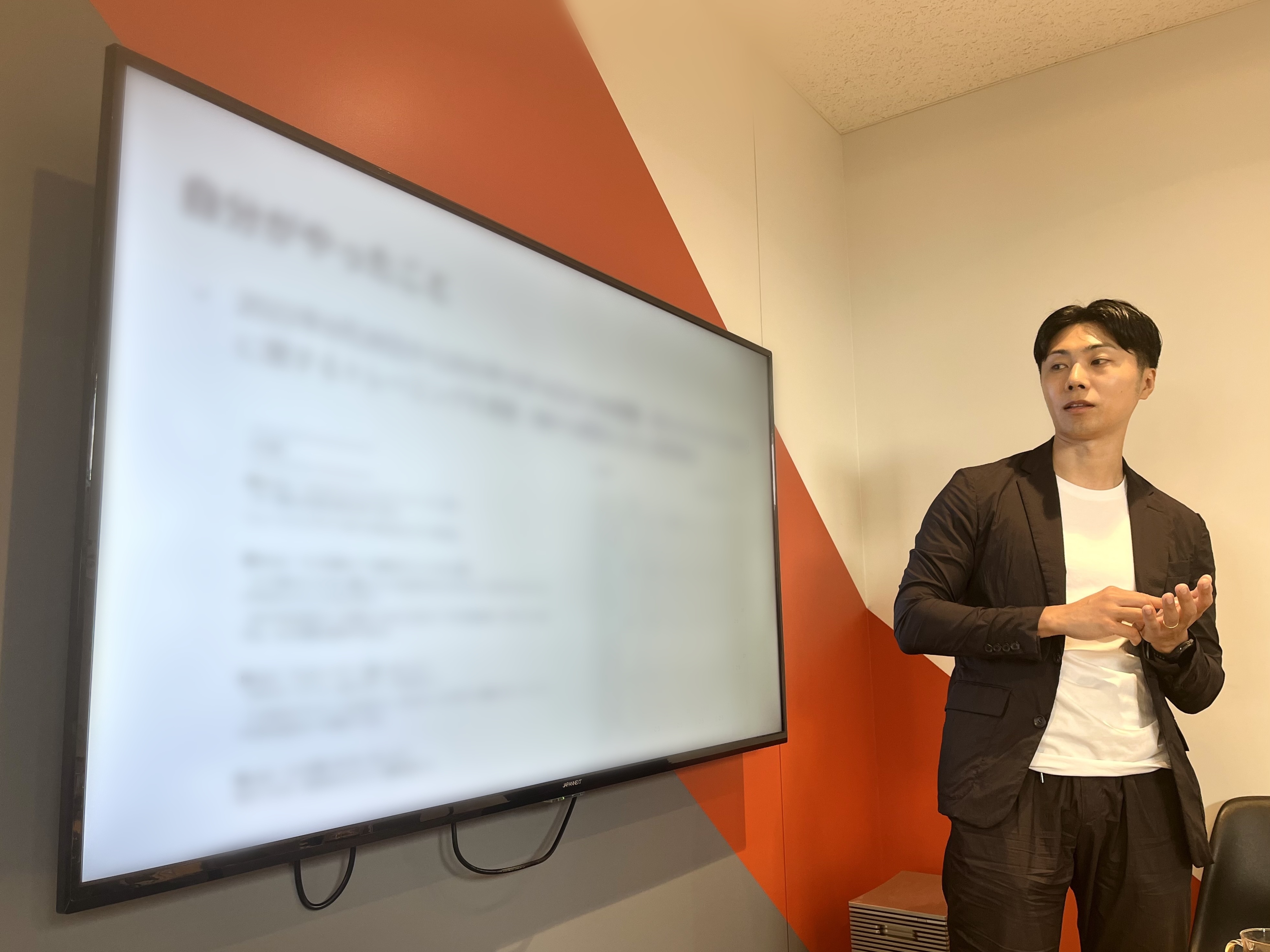 インターグ代表・那須さんが承認についての解説しているシーン
