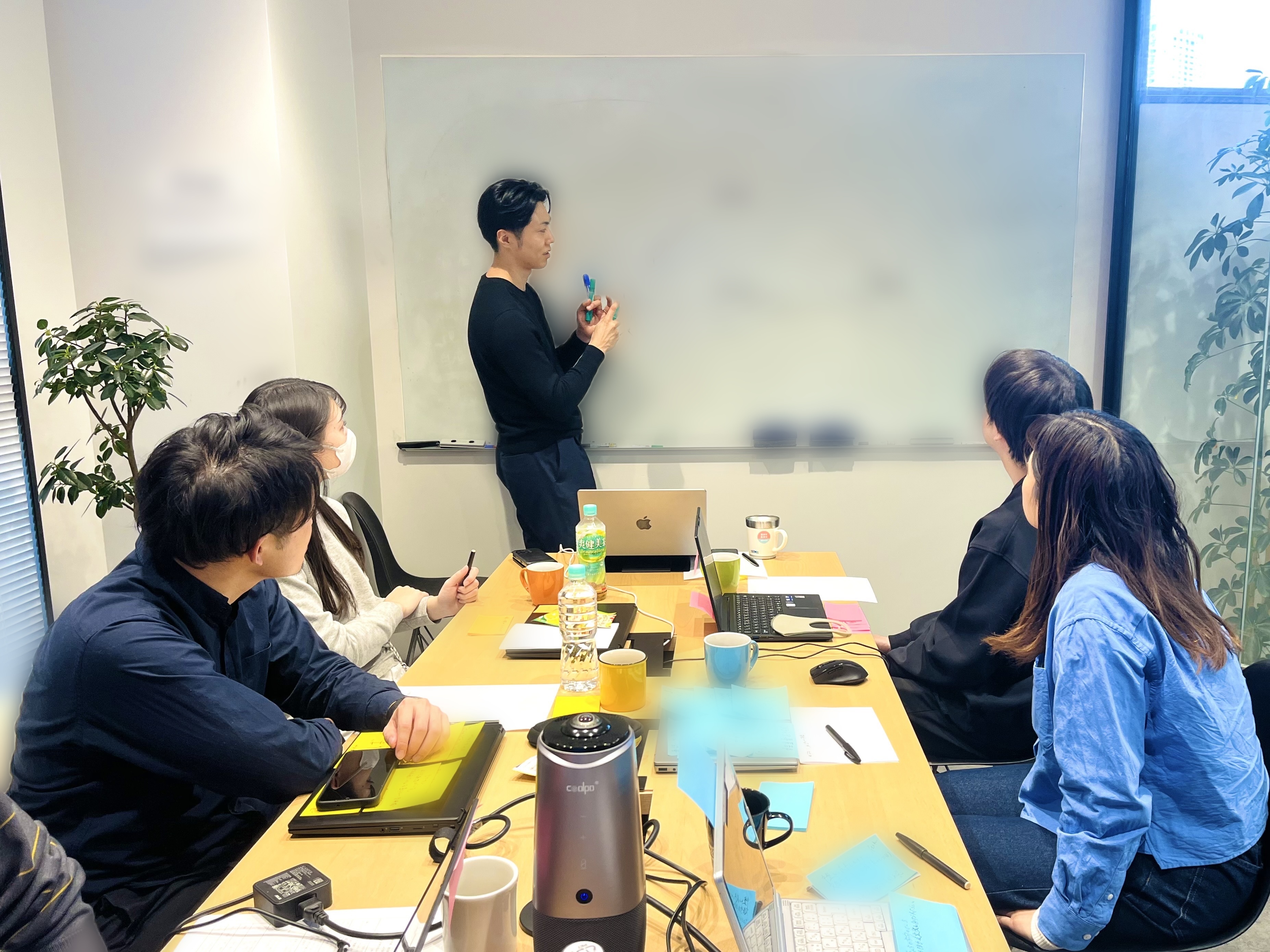 IOPに参加するメンバーと登壇するインターグ代表の那須社長