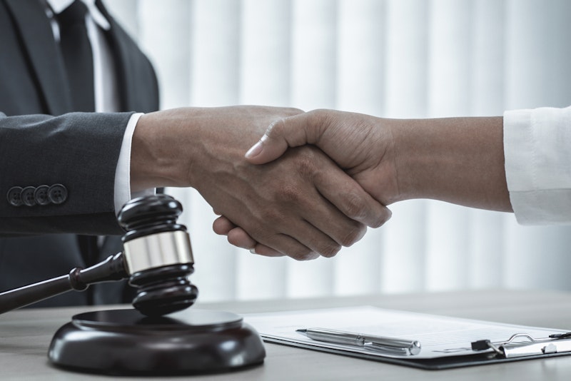 刑事事件における示談交渉の基本的な流れや示談のメリット、示談金の相場は？