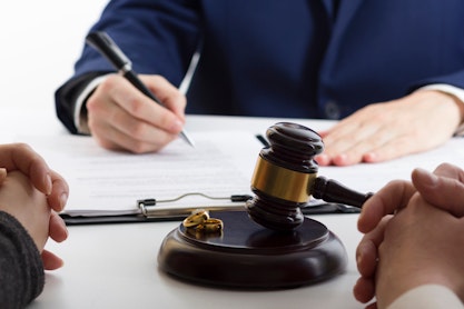 婚約破棄で慰謝料請求する方法│事実証明のための行動、増額要因になる事項とは