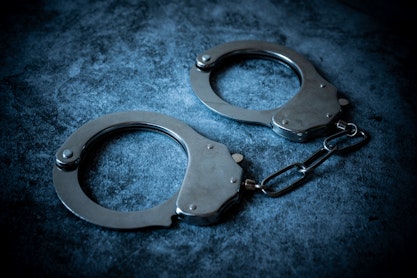 性犯罪で逮捕されたらどうなる？初犯・再犯の刑罰や前科を避ける対処法