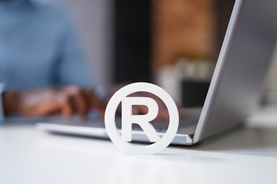 ライセンス契約とは？商標・特許など種類別の内容や契約書の記載事項を解説