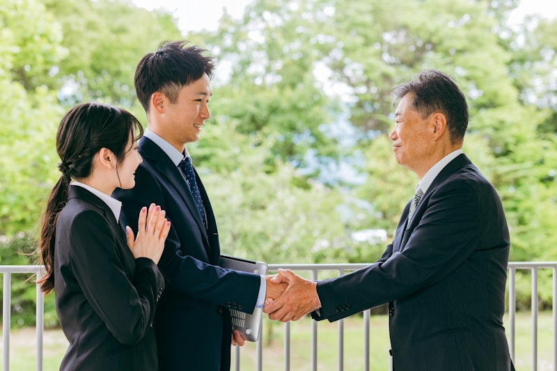 親族内承継の進め方｜自社株の引き継ぎ・税金対策や親族間のトラブル対策を解説