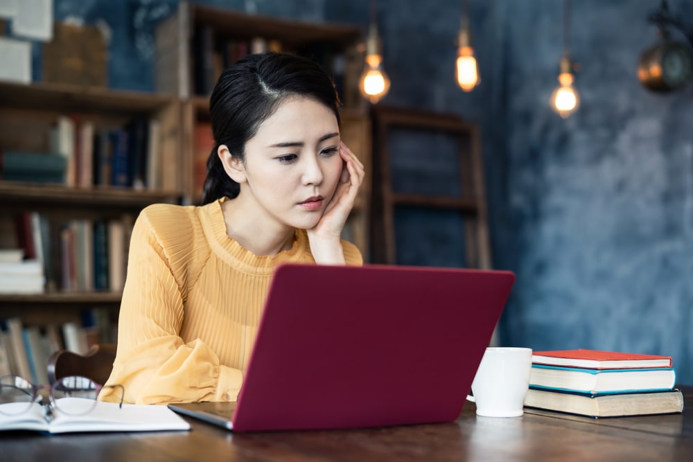 DV被害による慰謝料請求を検討している女性