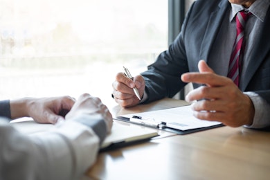 債権回収代行、頼むなら弁護士？サービサー？それぞれのメリット・デメリットとは