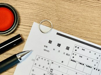 離婚届の証人は誰に依頼する？証人になる条件や役割、代行の依頼先も紹介