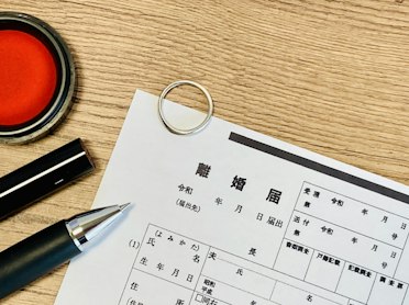 離婚届の証人は誰に依頼する？証人になる条件や役割、代行の依頼先も紹介