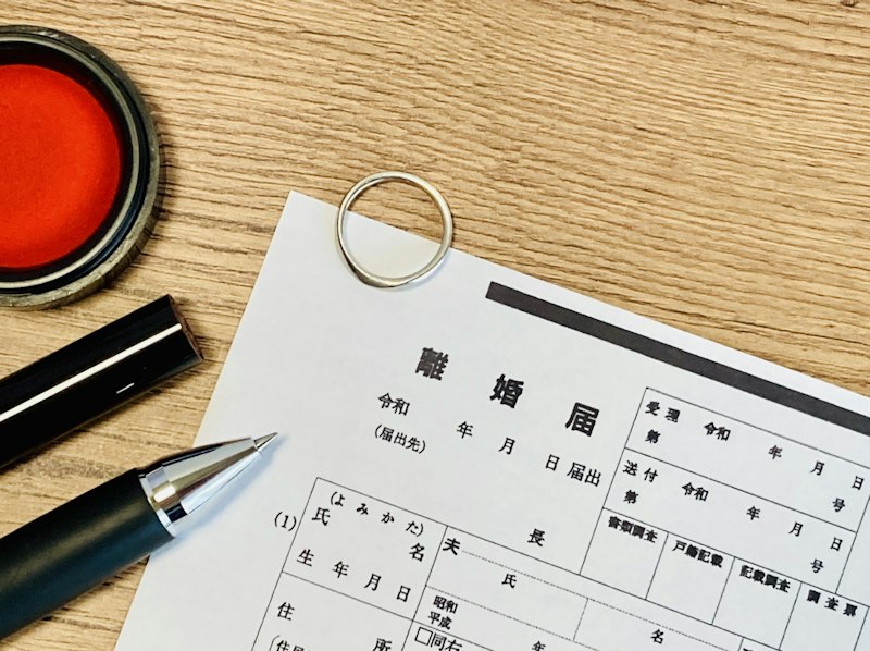 離婚届の証人は誰に依頼する？証人になる条件や役割、代行の依頼先も紹介