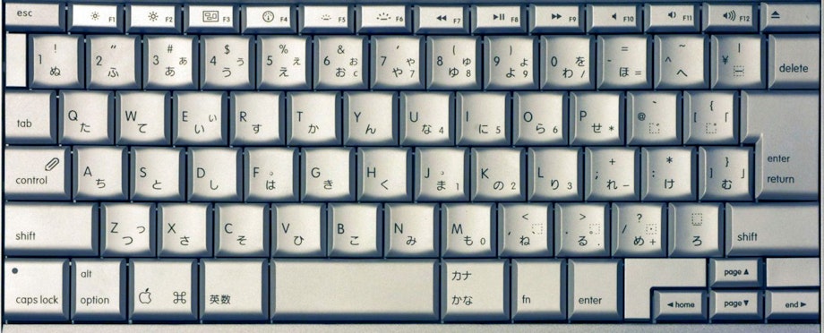 かな印字、英数・かなキー、Enterキーまで全体が見えるJIS配列MacBook Proの実写