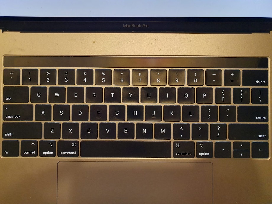 横長のReturnキーと長い左Shiftが見えるUS配列MacBook Proの実写