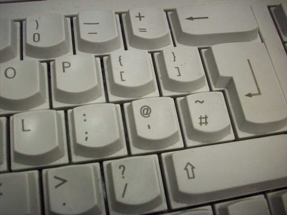 逆L字Enterと短い左Shiftが見える英国ISO配列キーボードの実写