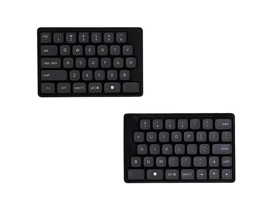 上から見た黒色のMerami Zero。左側ユニットに2.25UのShiftとZ、X、Cキーが並ぶ