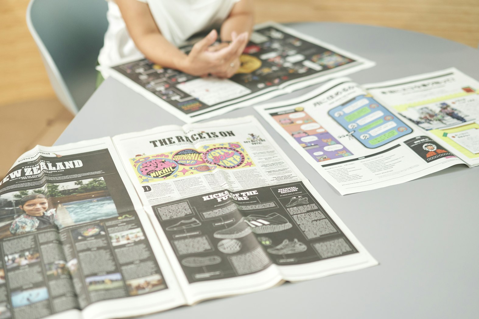 左手前の紙面が「The New York Times For Kids」、右の紙面「NewsPicks for Kids」に比べてサイズが大きく、文字量が多い