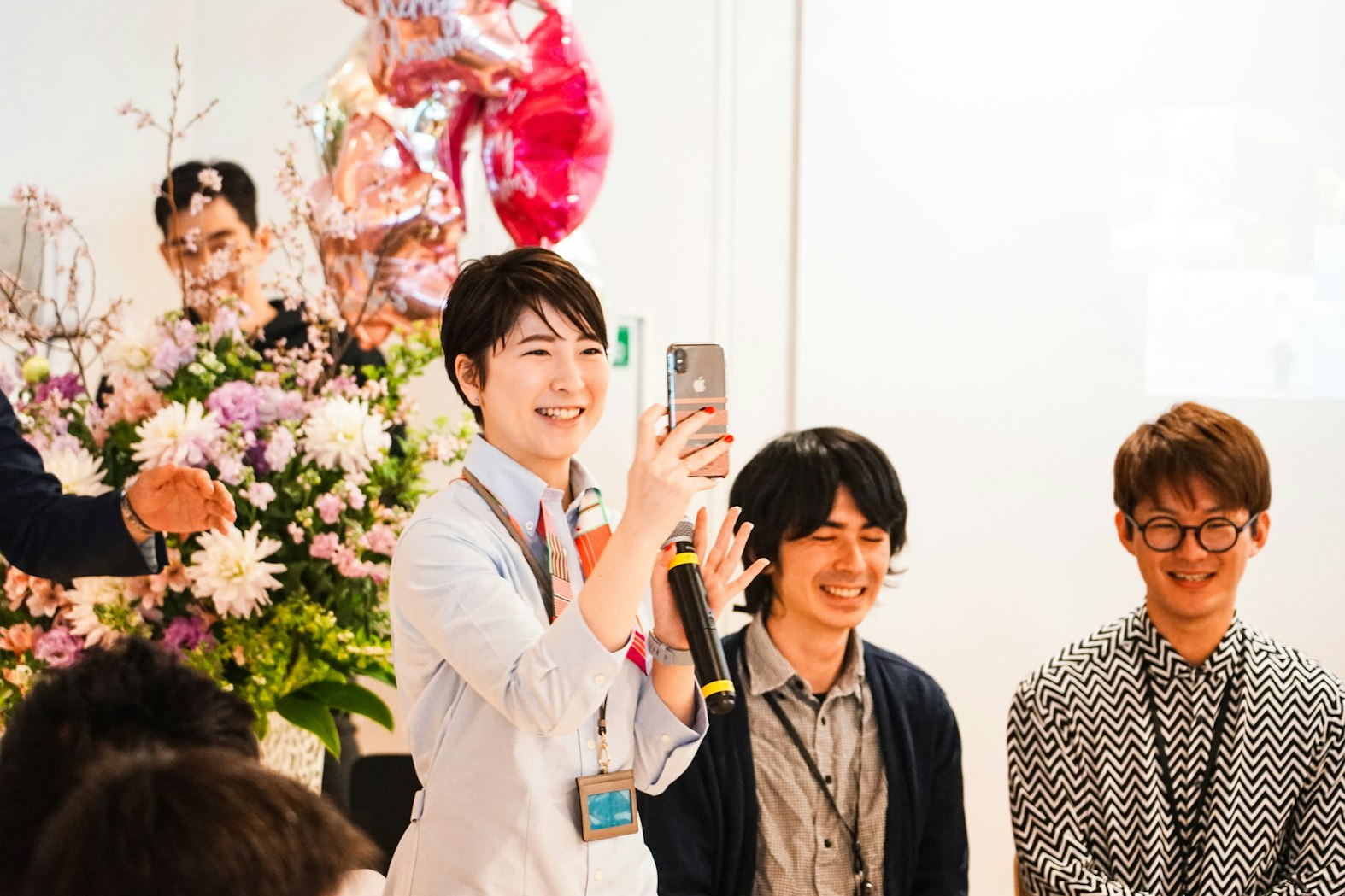 新卒メンバーが壇上でinstaLiveをはじめる場面