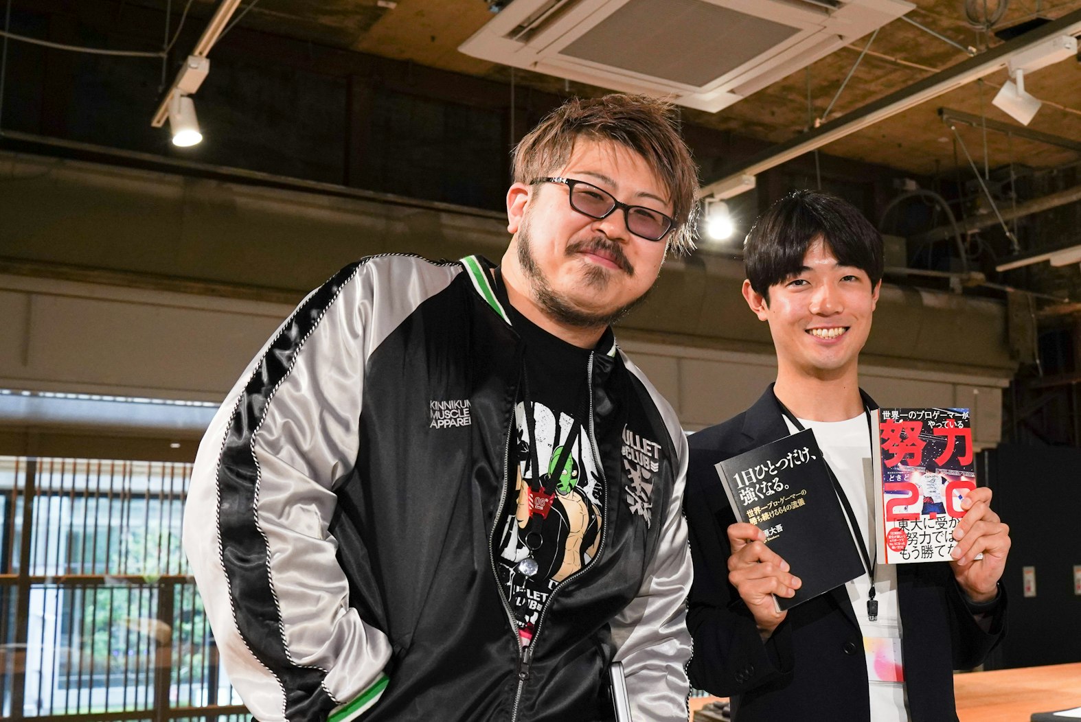 AlphaDrive プロダクト本部 Divisionリーダー赤澤剛(左)・新卒 佐藤一徹(右)