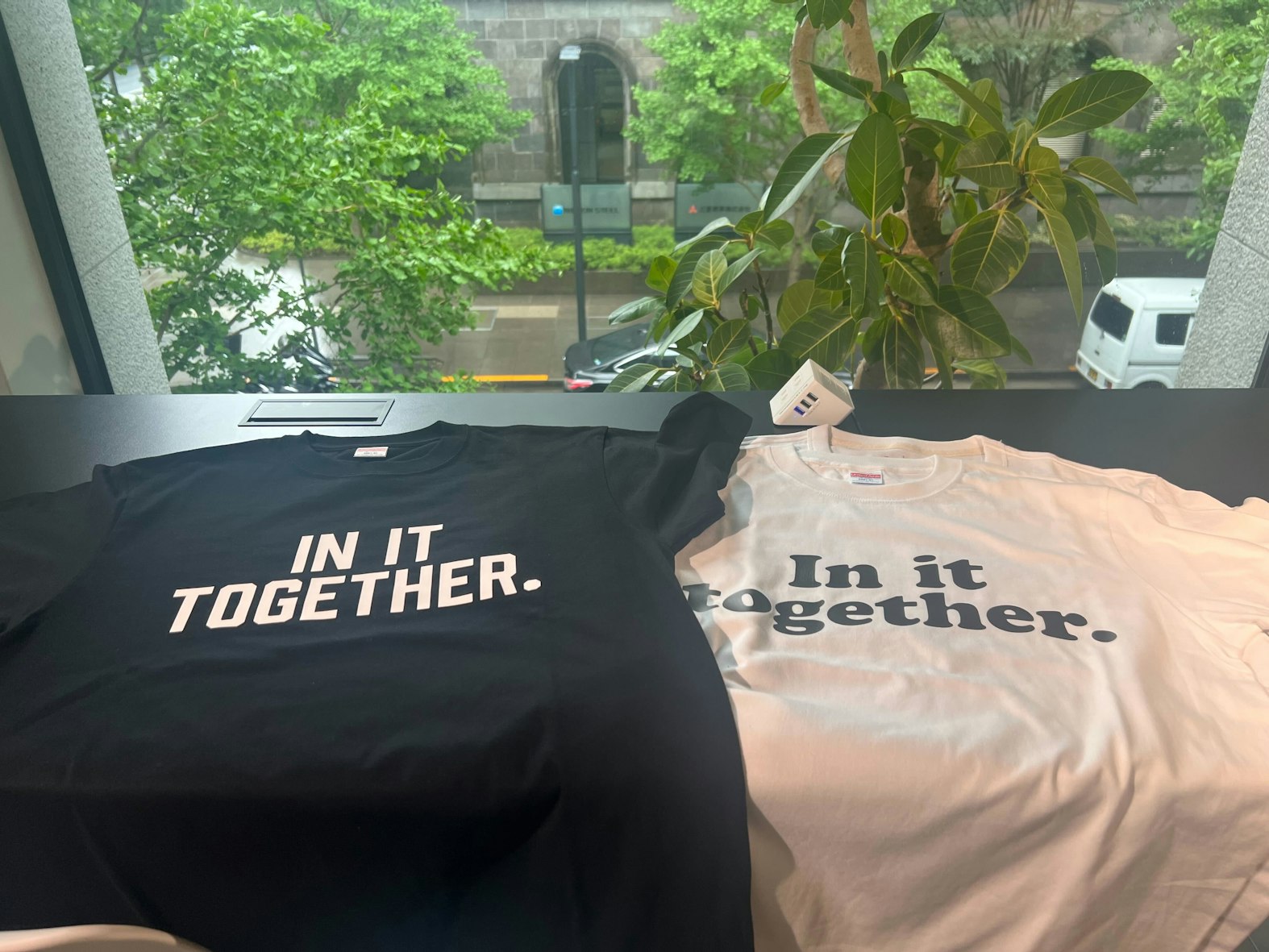 In it together. No matter what（渦中の友を助ける）のTシャツ