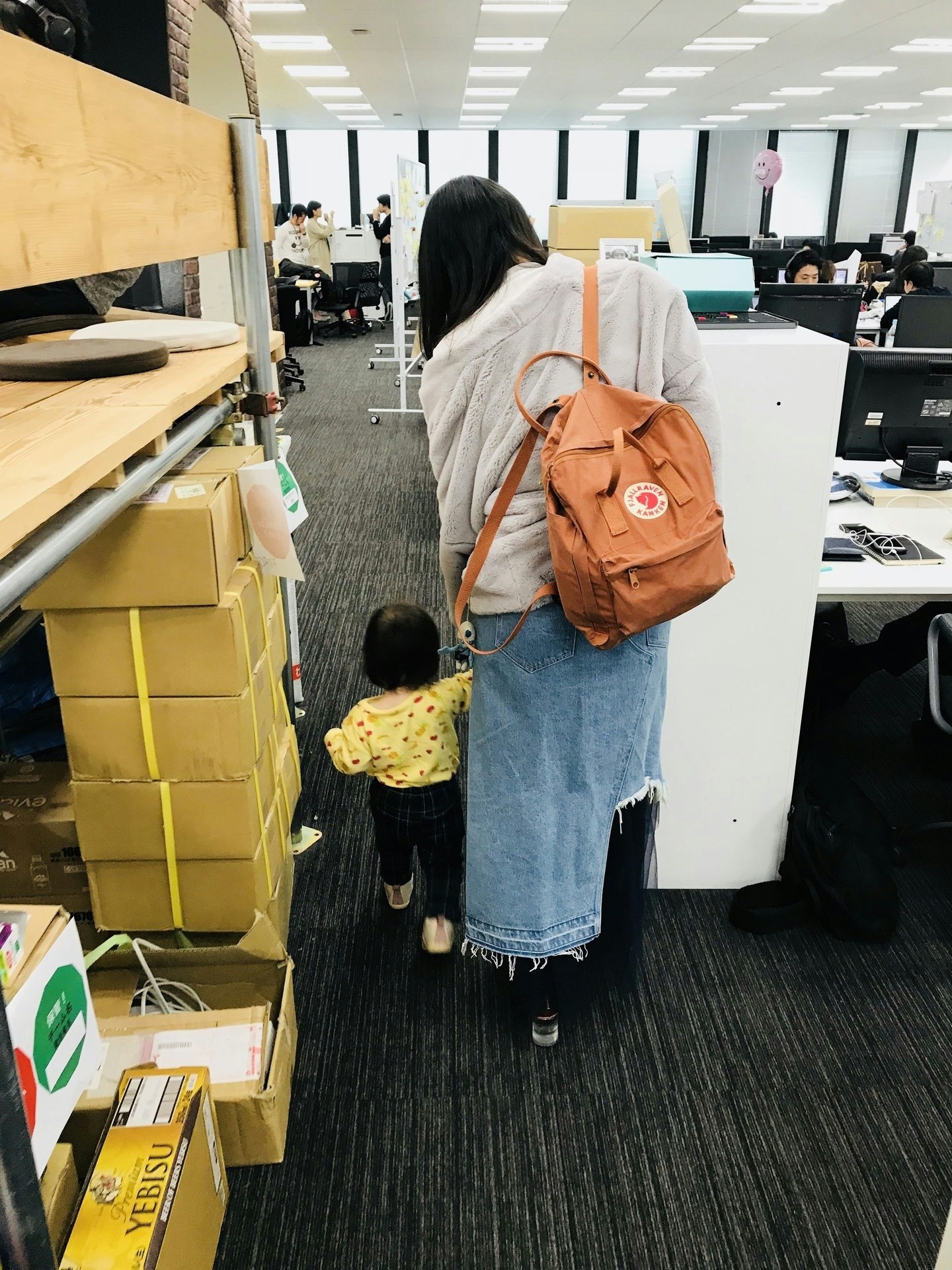 オフィスに子どもがいることも!(写真は登壇する丸山)