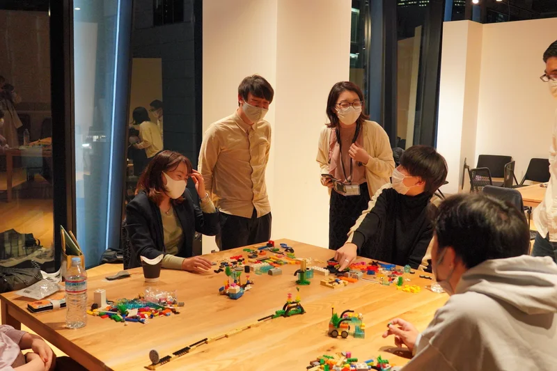 チームの未来を考えるレゴワークショップの様子