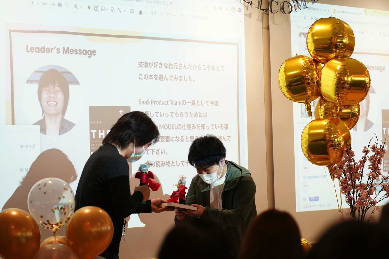 リーダーたちがその本を贈る理由を伝えてくれて、その場で手渡されます