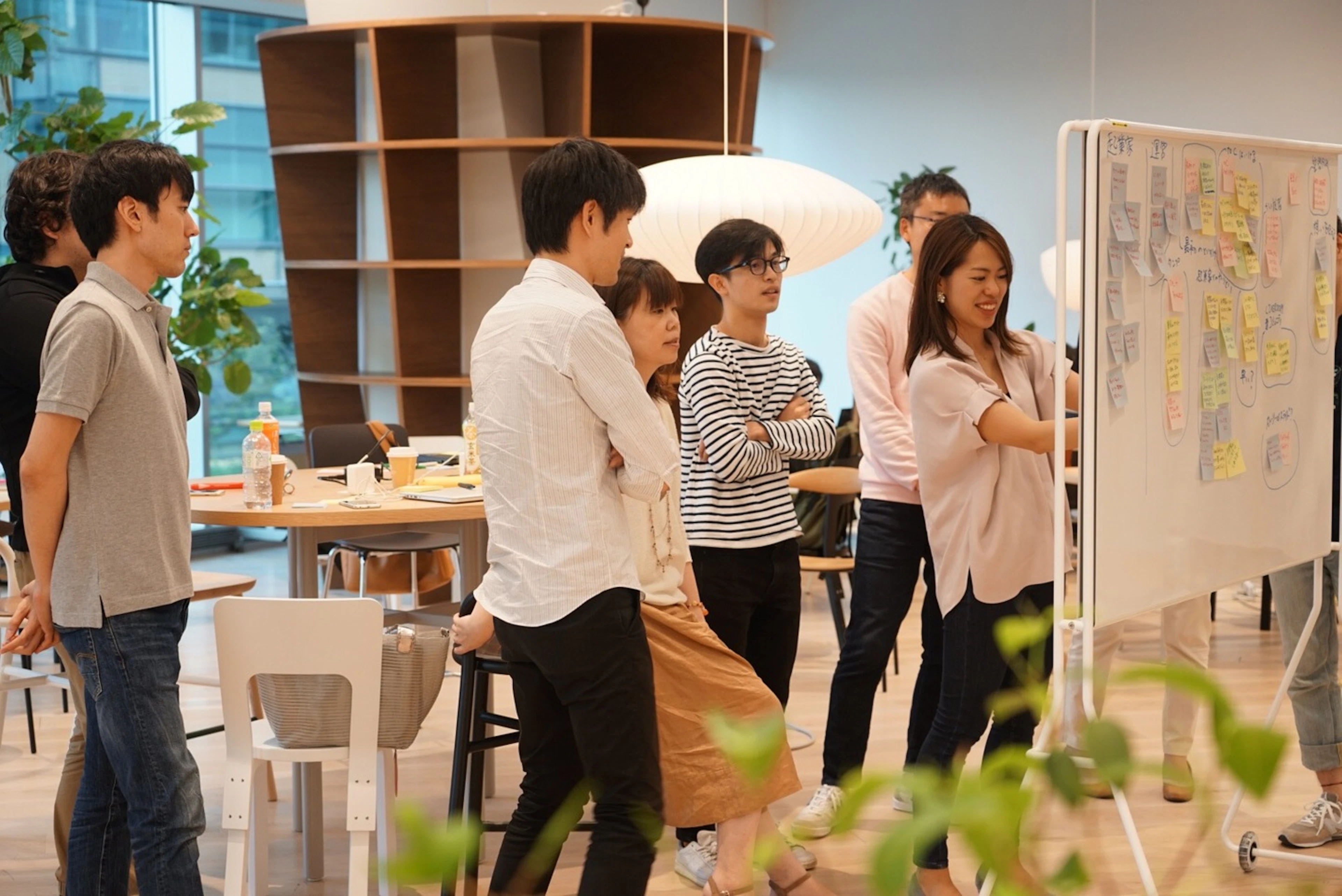 NewsPicks Roppongiでの新企画合宿の様子。セールス、エンジニア、CEOの垣根なく議論しています