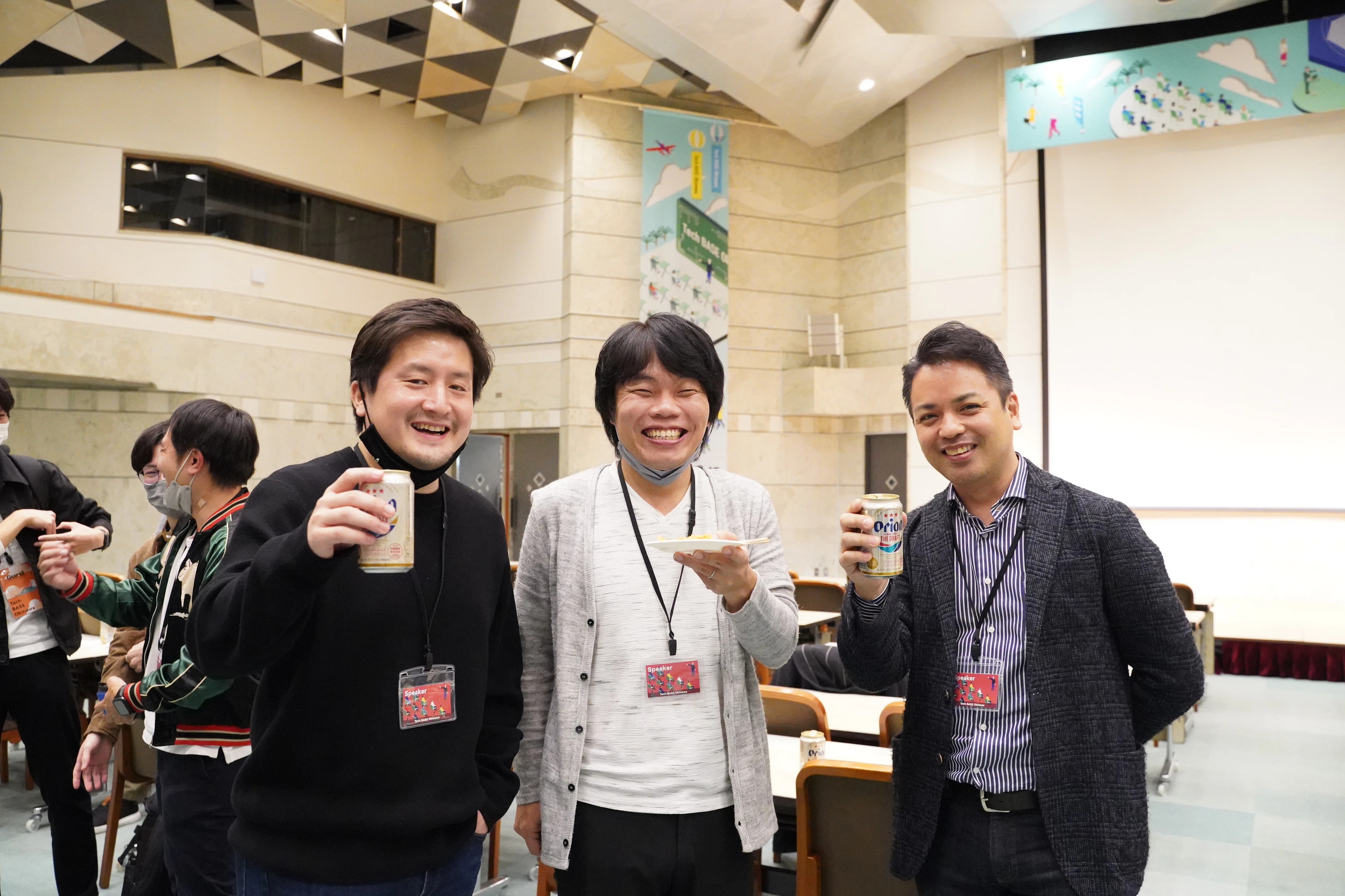 とあるイベントで嬉しそうな稲垣と、CTO林・Fellow矢野