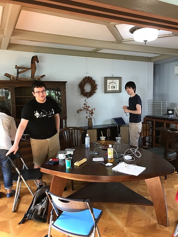 筆者(右)と、業務委託から正社員エンジニアになったムスタファ(せいや)