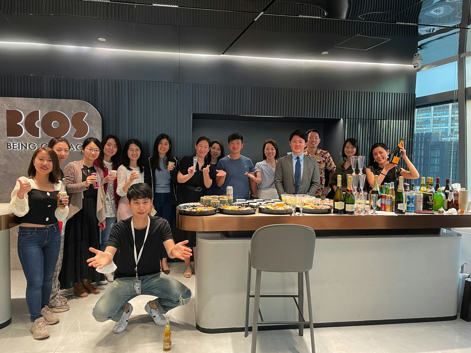 シェアオフィスの共同スペースで達成会!