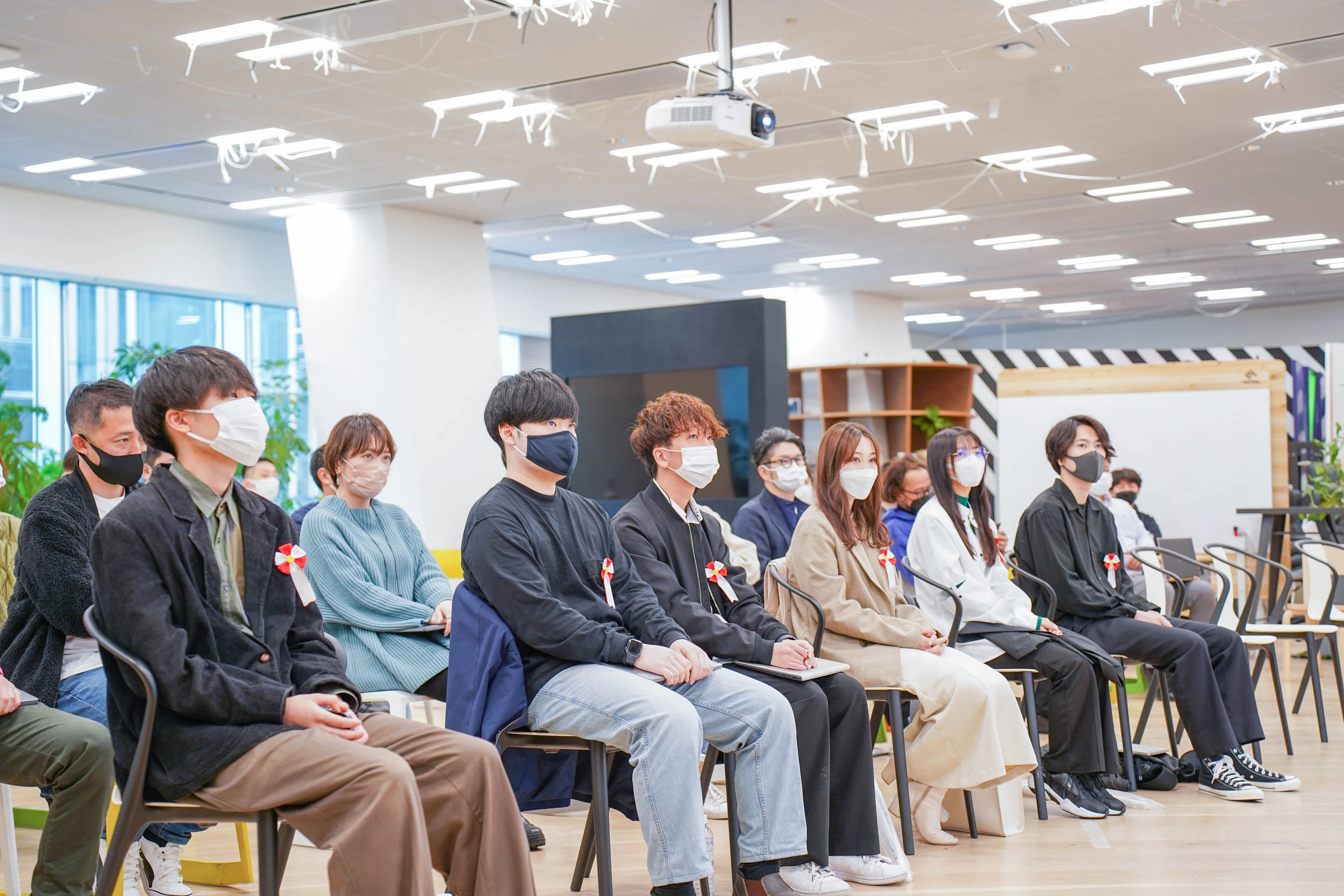 真剣な表情で話を聞いているメンバーたち