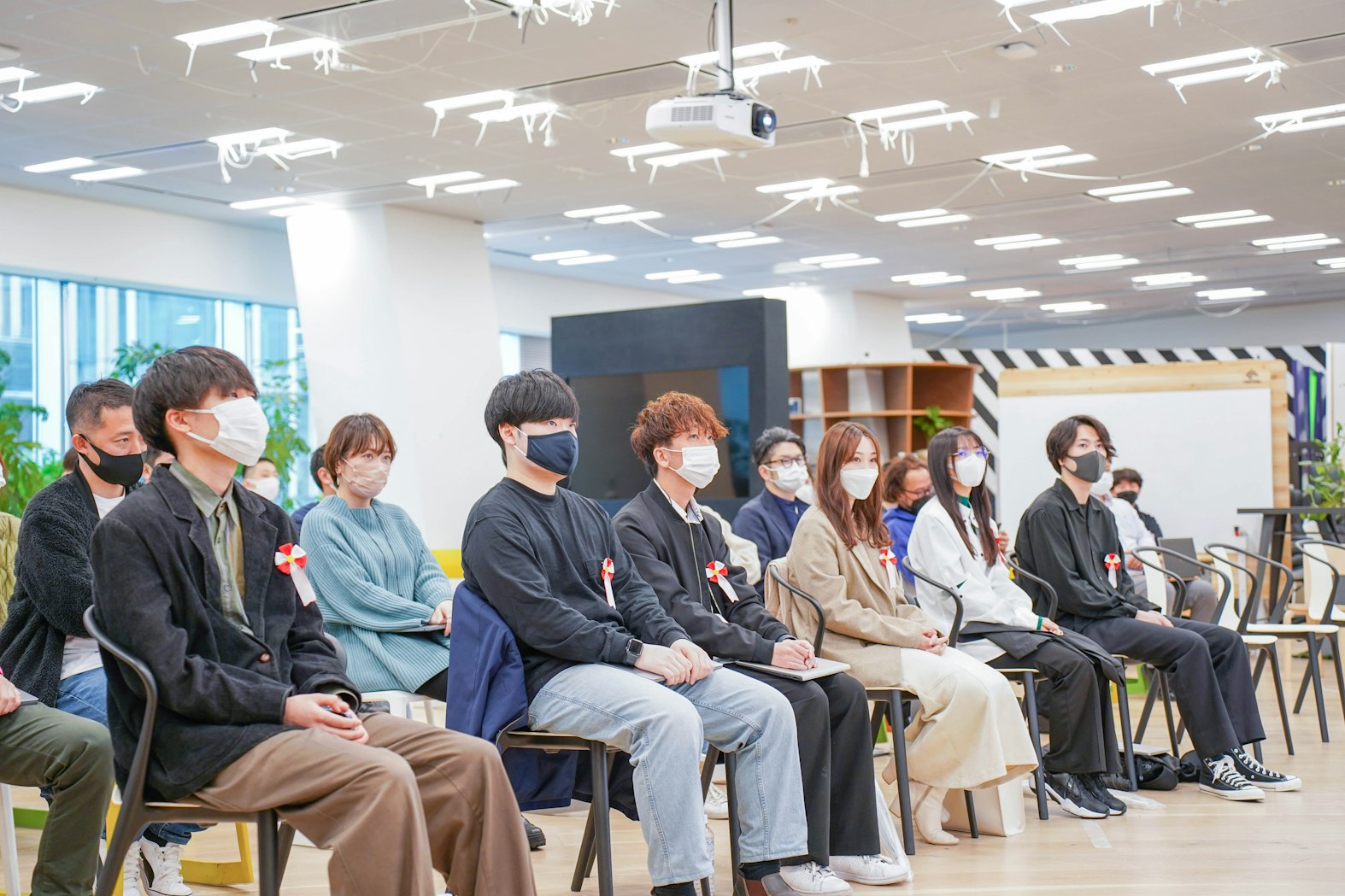 真剣な表情で話を聞いているメンバーたち