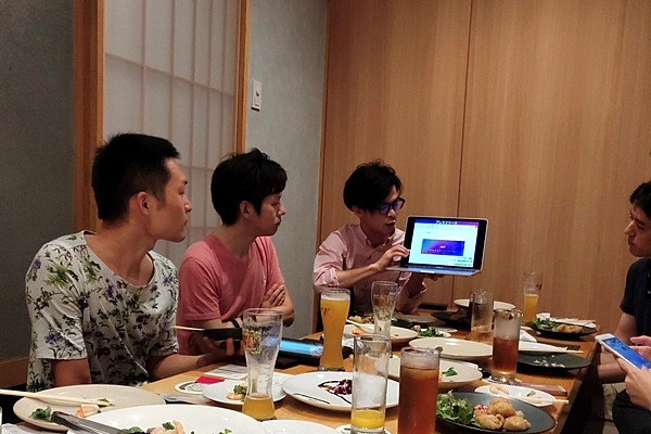 起業家をお招きしたami飲み会中の熱いひとコマ