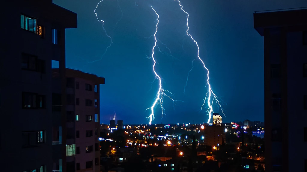 雷でパソコンが壊れる?夏に故障リスクが高まる理由とは