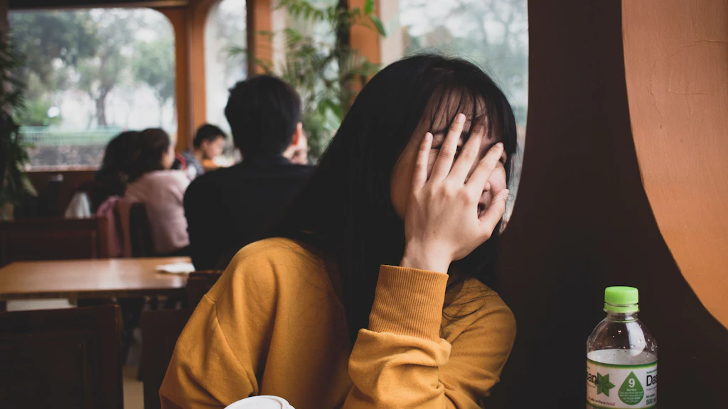 人見知りは大人にとって、甘えでも短所でもない。“個性の裏返し”ではないか