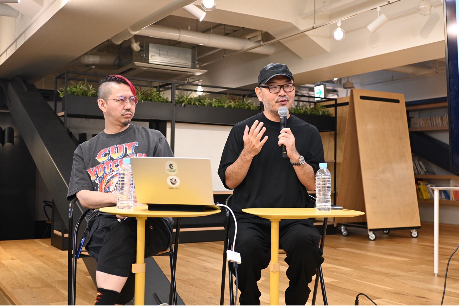 （左）武蔵野美術大学　萩原氏・（右）ライトホールディングス　朝倉氏